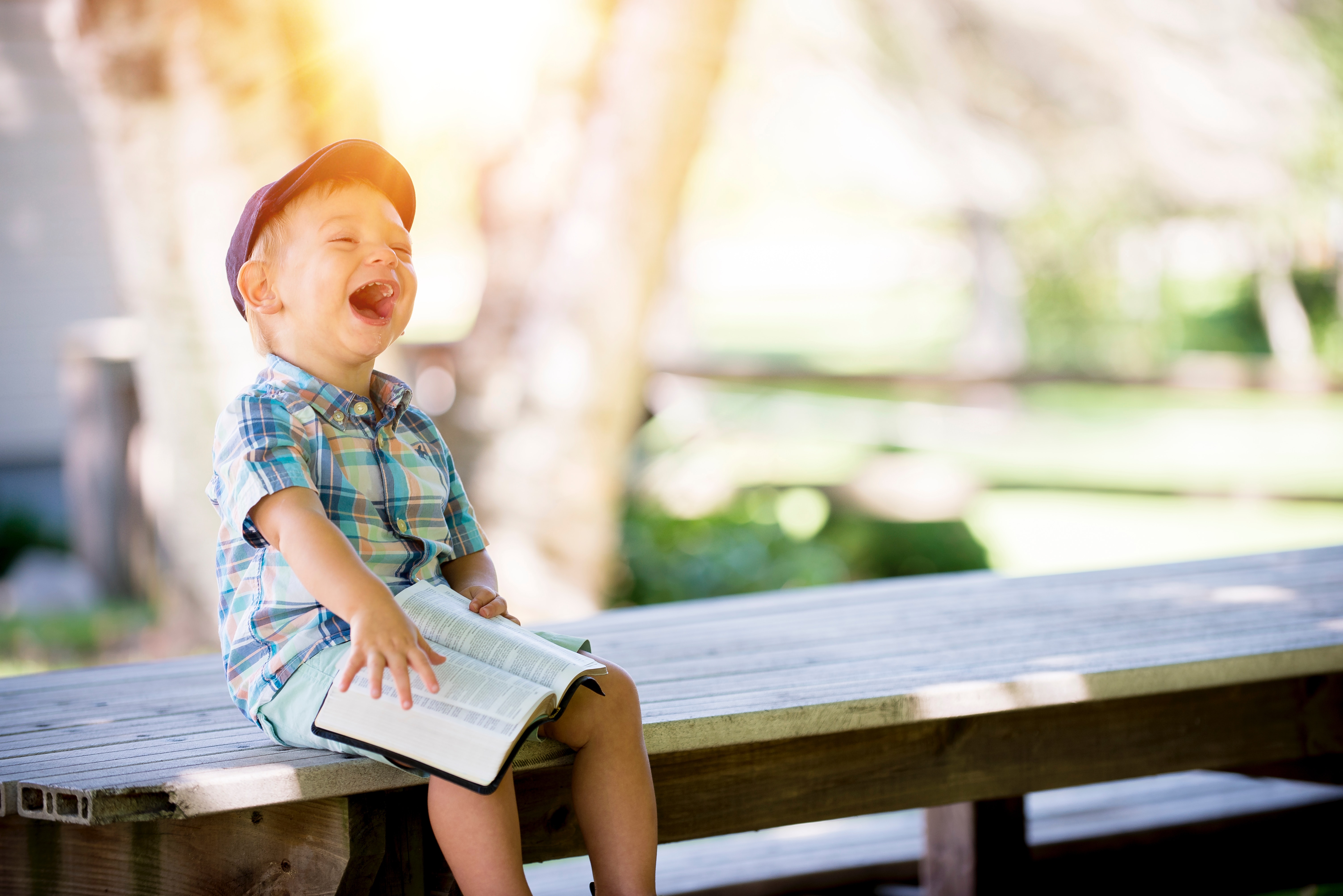 enfant-livre-rire
